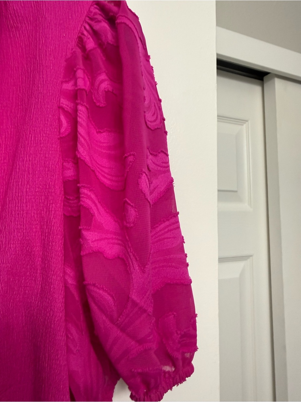 🌷Vince Camuto Sheer Sleeve Top, Magenta V-Neck, Sz S. Perfect Condition! - Picture 3 of 5